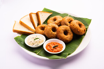 Instant leftover bread medu vada served with chutney and hot tea, Indian breakfast or snack recipe