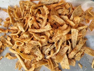 Kuepo is an ancient fish cracker of southern Thailand. Cut into pieces, fry in oil. Dip with sweet and sour sauce