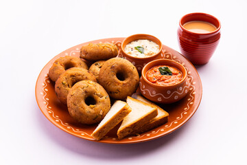Instant leftover bread medu vada served with chutney and hot tea, Indian breakfast or snack recipe