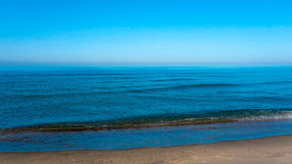 Calme bord de mer à l'aube