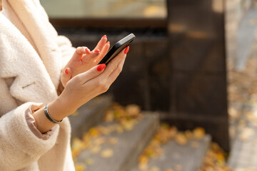 Obraz premium Woman calls a taxi using a mobile phone.