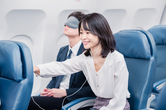 機内エンターテイメントを使う乗客