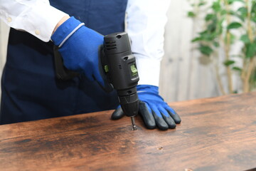 DIYをする若いエプロン姿の若い男性
