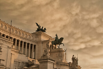 Monumento a Vittorio Emanuele II Bajo nubes de tormenta
