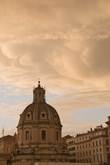 Fototapeta na wymiar Roma bajo nubes de tormenta