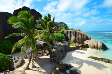 Anse Source d& 39 Argent Strand mit großen Granitfelsen an sonnigen Tagen. Insel La Digue, Indischer Ozean, Seychellen. Tropisches Ziel.