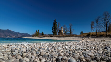 Steiniges Ufer am See