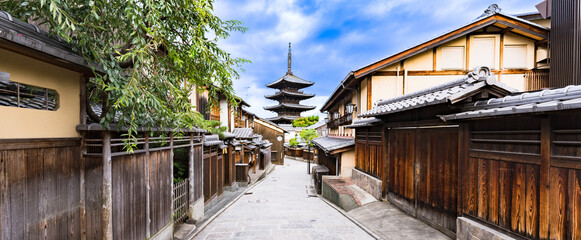 Obraz premium 京都 法観寺 の 五重塔 八坂の塔 【 京都 観光 の イメージ 】（＊公道から撮影しています）