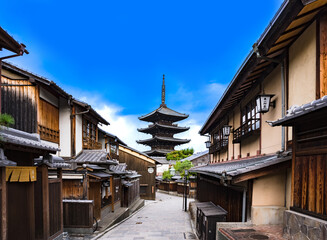 Naklejka premium 京都 法観寺 の 五重塔 八坂の塔 【 京都 観光 の イメージ 】（＊公道から撮影しています）
