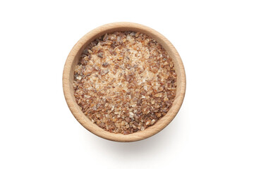 Obraz premium Cukier brązowy kandyzowany w drewnianej miseczce na białym tle