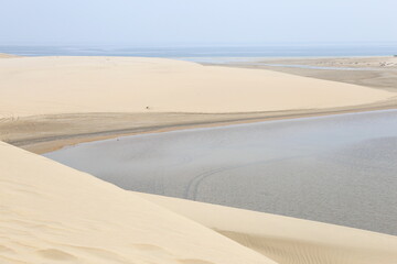 Fototapeta na wymiar white dunes next to the inland sea in the desert of Qatar