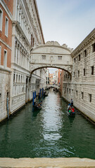 Obraz premium the view from Ponte della Paglia with gondolas