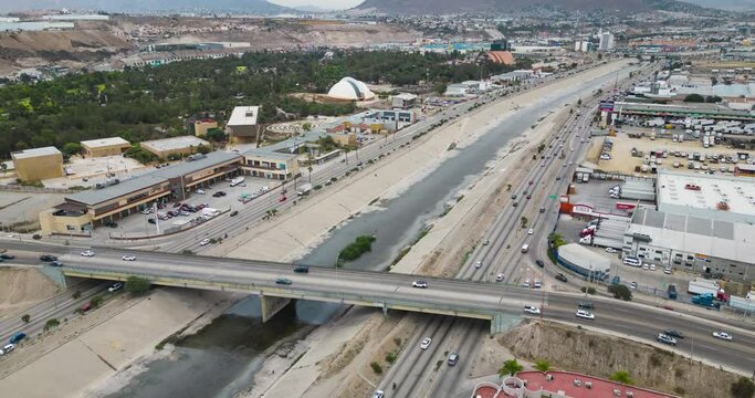 Trafico en parque morelos zona rio Tijuana a medio d&iacute;a