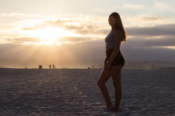 Joven a contraluz en atardecer  