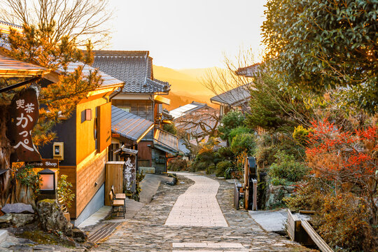 【岐阜県】馬籠宿の夕暮れ