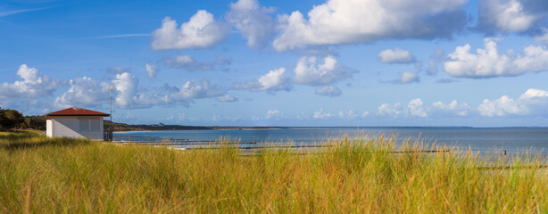 Traumhafter, leerer Ostseestrand auf der Insel Usedom bei Zinnowitz mit blauem Himmel, - obrazy, fototapety, plakaty