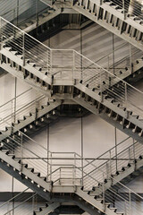 灰色の鉄製の階段、正面