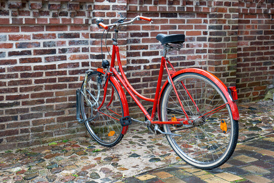 Rotes Fahrrad im regen