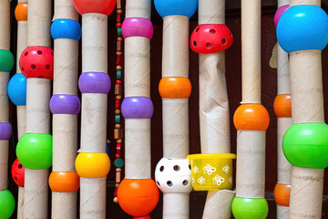 Vorhang aus Toilettenpapier-Rollen und bunten Plastikkugeln