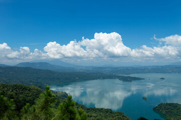 Fototapeta na wymiar Lago de Ilopango, es un lago de origen volcánico en El Salvador, fotografía tomada desde el kiosco san francisco. 