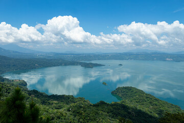Lago de Ilopango, es un lago de origen volcánico en El Salvador, fotografía tomada desde el kiosco san francisco.  - obrazy, fototapety, plakaty