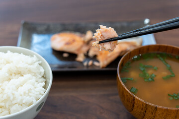 朝食に食べるシャケとご飯と味噌汁