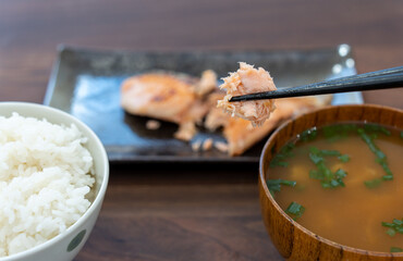 朝食に食べるシャケとご飯と味噌汁