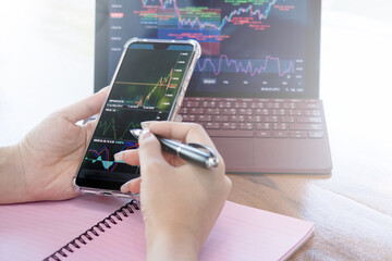 View graphs, calculate, take notes and invest in funds, forex, stocks, cryptocurrencies, via smartphones and digital tablets.