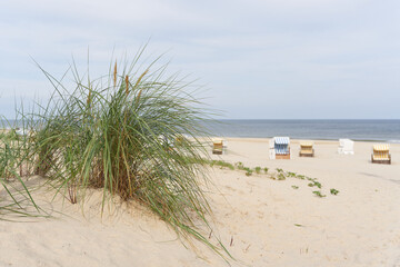 Strand an der Küste von Swinoujscie an der polnischen Ostsee mit Strandkörben im Hintergrund