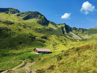 Einsame Hütte in den Bergen