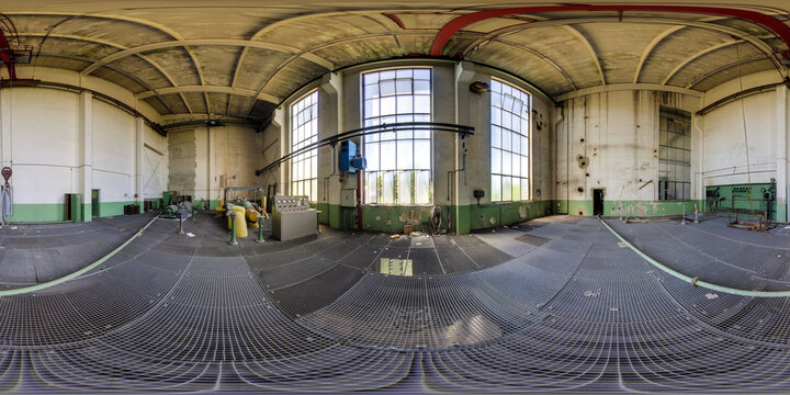 Fabrikhalle mit gro&szlig;en Fenstern