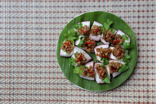 Fresh pomerac topped with minced pork and peanuts recipe or Ma-Hor in Thai language. Cultural Thai snack menu from the past.