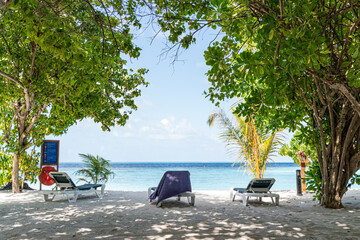 Meeresblick mit Strandliegen