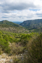 Fototapeta na wymiar Vue sur l'extérieur du Cirque de l'Infernet et la Plaine du Languedoc depuis les pentes du Mont Saint-Baudille
