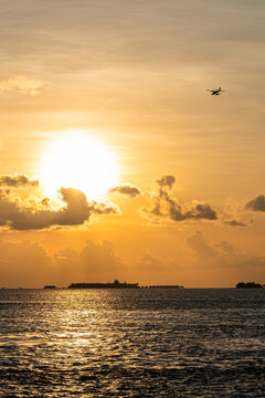 Sonnenuntergang mit Wasserflugzeug