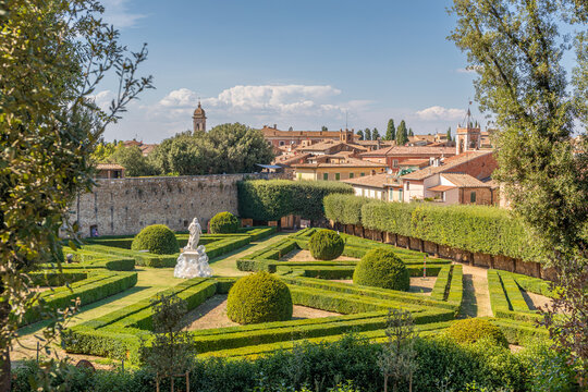 Vue sur San Quirico d'Orcia depuis les Jardins Leonini