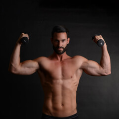Fototapeta na wymiar Gym fitness pesas pecho biceps