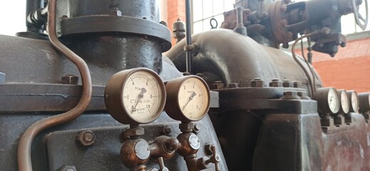 Equipment present on a train engine manufactured by the former Lille Fives company (gauge, pressure gauge, belt...)