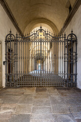 Gate