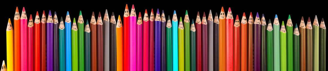 crayons expressifs, concept enfants joyeux de reprendre le chemin de l’école 
