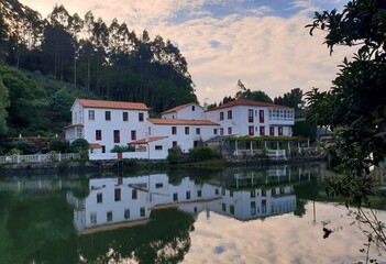 Fototapeta na wymiar Casas en las inmediaciones del río Lambre en Ponte do Porco, Galicia
