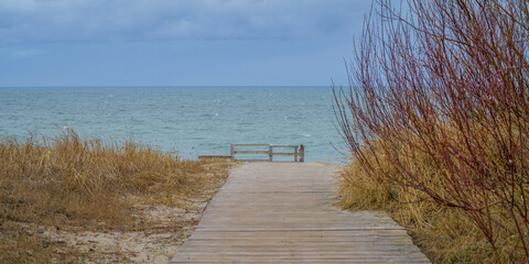 Obraz premium resting place with a bench near the sea