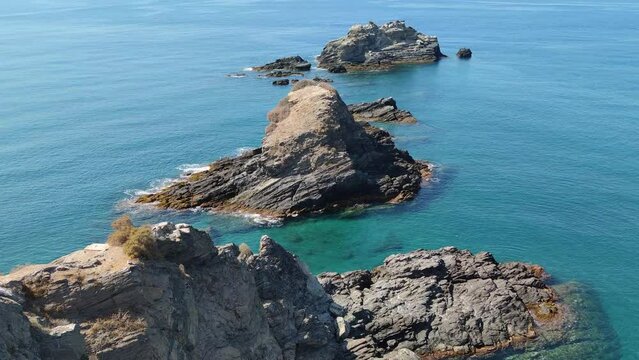 Cadena de islotes rocosos adentr&aacute;ndose en las aguas del mar Mediterr&aacute;neo en la costa de la provincia de Granada, Espa&ntilde;a