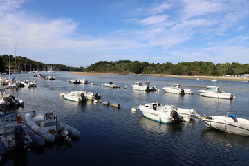 Fototapeta premium Le port de Pouldu Laïta Porsmoric, port de plaisance, village de Clohars-Carnoët, département du Finistère, Bretagne, France