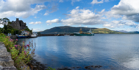 Obraz premium view of the harbor of and castle of Carlingford on the Cooley Peninsula