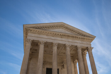Obraz premium Maison Carrée sous un ciel bleu dans la ville de Nîmes