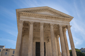 Maison Carrée sous un ciel bleu dans la ville de Nîmes