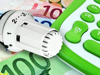 Euro Geldscheine mit grünem Rechner  Kosten für Energie und Gas