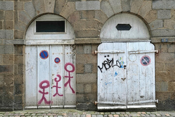 graffitis sur des portes en ville 