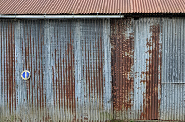 vieil hangar en tôle ondulée rouillé